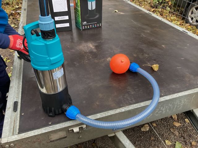 Osazujeme ponorné čerpadlo do nádrže na dešťovou vodu