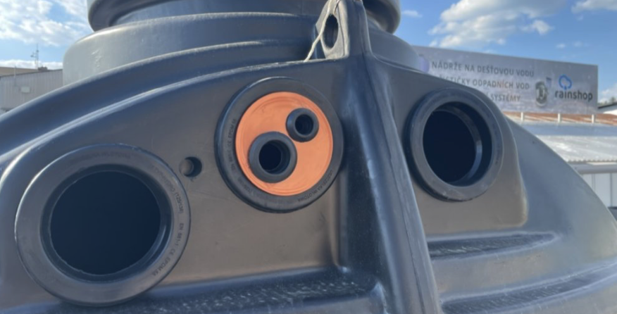 Prostupy pro vedení výtlaku čerpadla v nádrži na dešťovou vodu