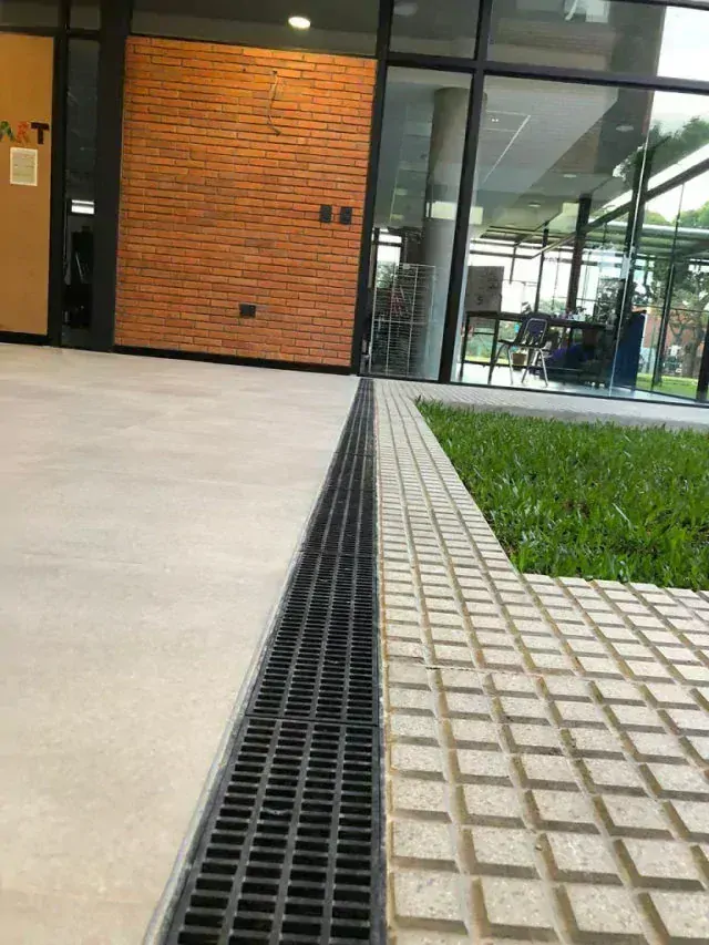 Odvodňovací žlab Hauraton Recyfix TOP X s plastovým roštem